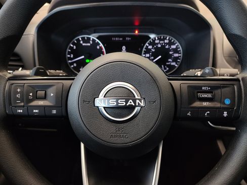 Used 2022 Nissan Rogue SV image 3