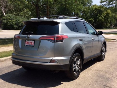 Used 2018 Toyota RAV4 LE FWD image 4