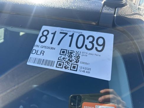 Used 2016 Jeep Renegade Latitude w/ Popular Equipment Group image 17