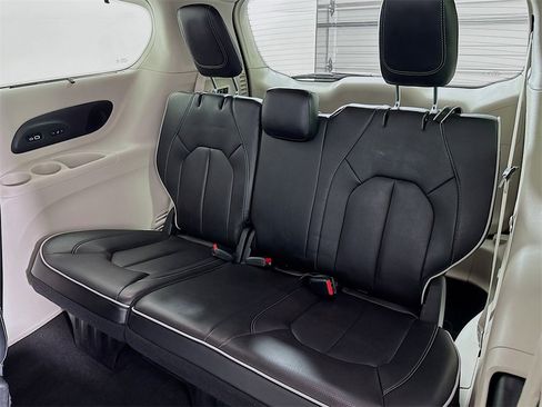 Used 2022 Chrysler Pacifica Limited image 11