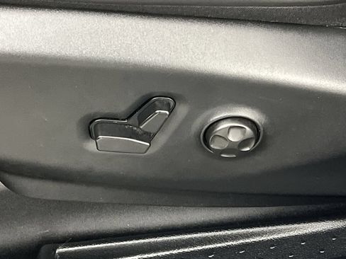 Used 2025 Chrysler Pacifica Limited FWD image 14