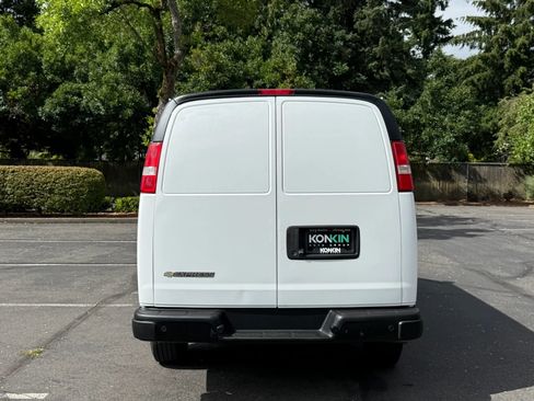 Used 2022 Chevrolet Express 2500 w/ Driver Convenience Package RWD image 5