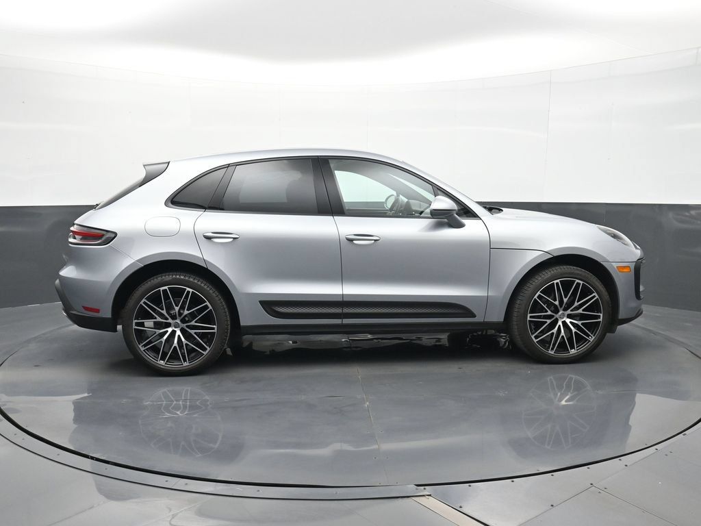 Certified 2025 Porsche Macan AWD/4WD image 22