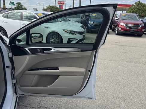 Used 2018 Ford Fusion SE FWD image 25