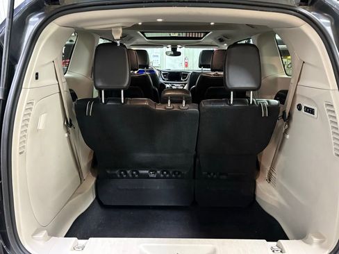 Used 2025 Chrysler Pacifica Select image 12