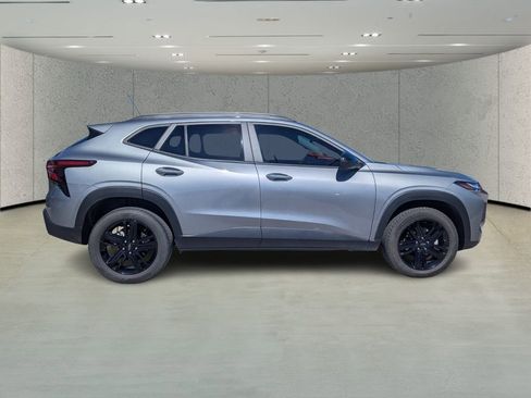 Used 2025 Chevrolet Trax ACTIV w/ Driver Confidence Package image 2