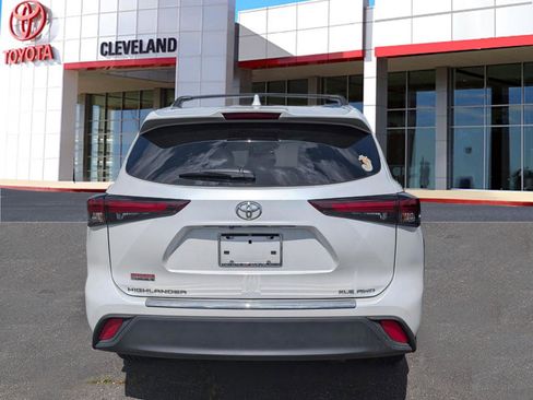 Used 2024 Toyota Highlander XLE image 5