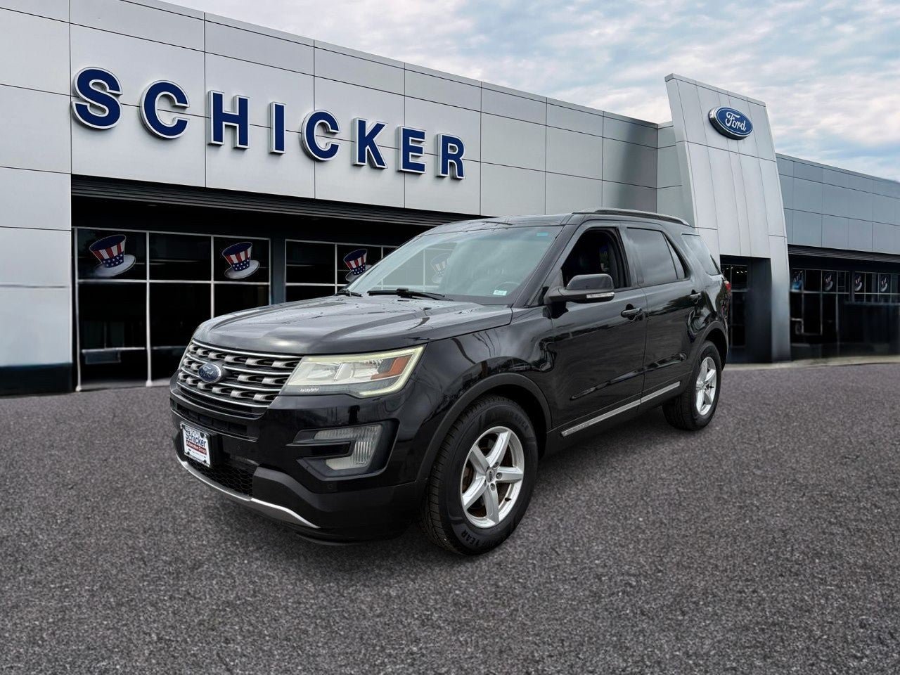 Used 2016 Ford Explorer XLT w/ Equipment Group 202A AWD/4WD image 4