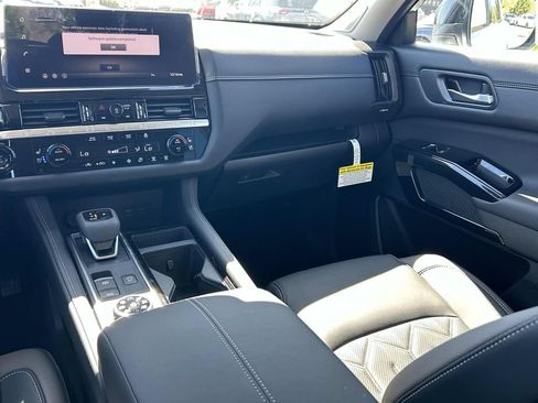 New 2026 Nissan Pathfinder Platinum w/ Lighting Package AWD/4WD image 25