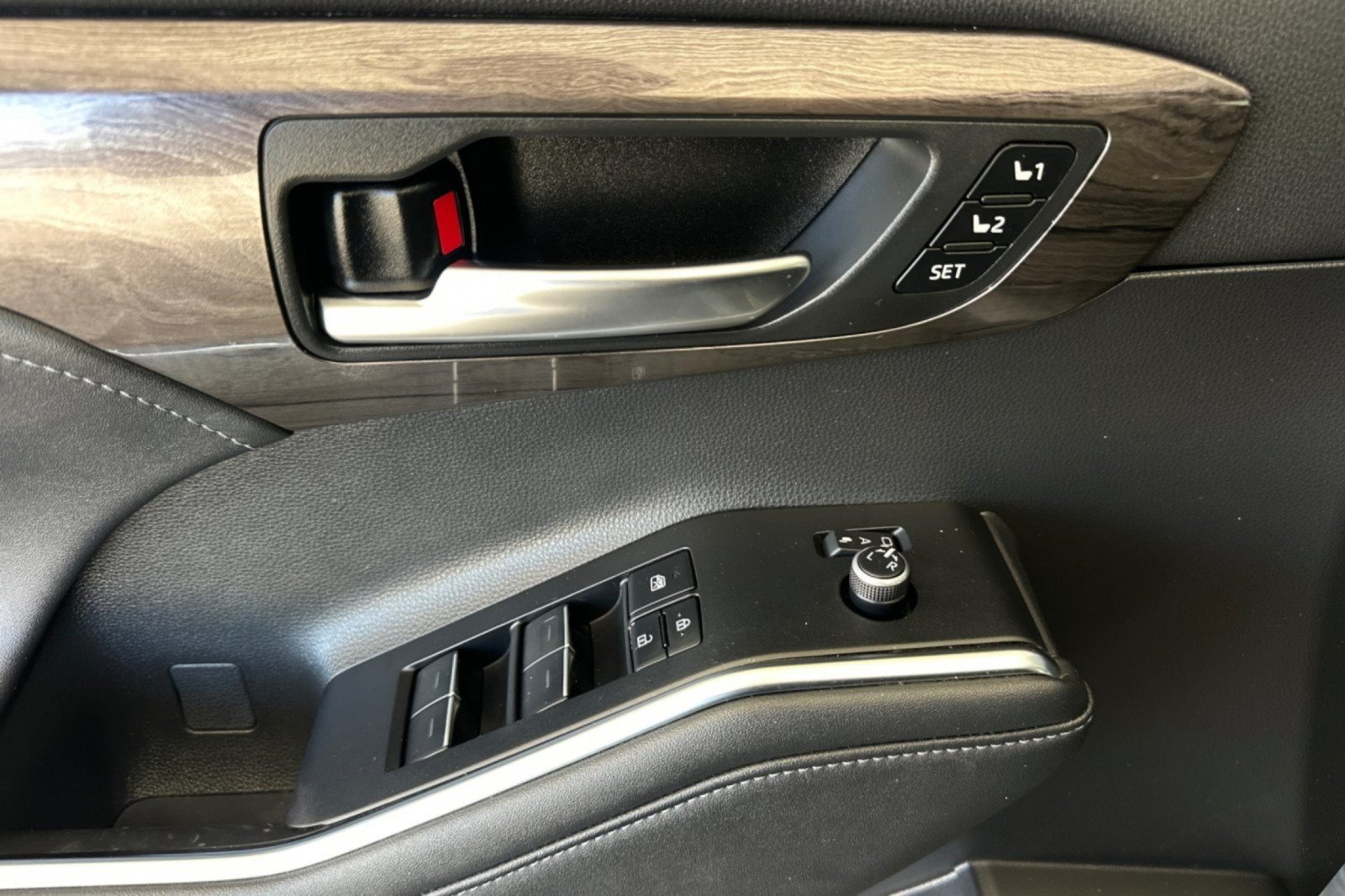 Used 2023 Toyota Highlander Limited FWD image 10