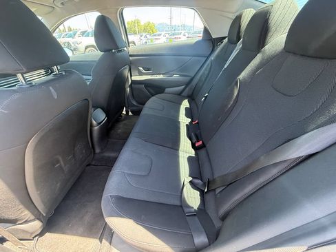 Used 2021 Hyundai Elantra SE FWD image 5