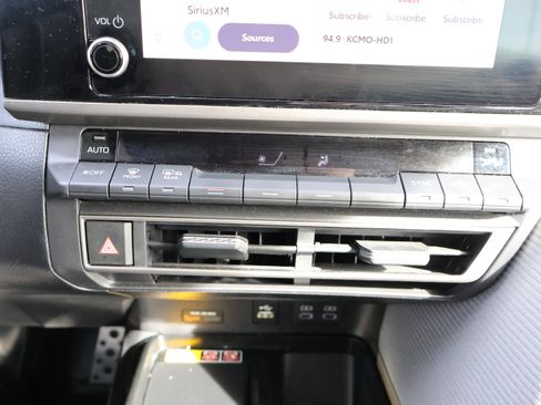 Used 2025 Toyota Camry SE image 22