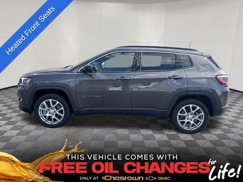 Used 2023 Jeep Compass Latitude image 2