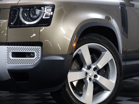 New 2024 Land Rover Defender 110 SE image 4