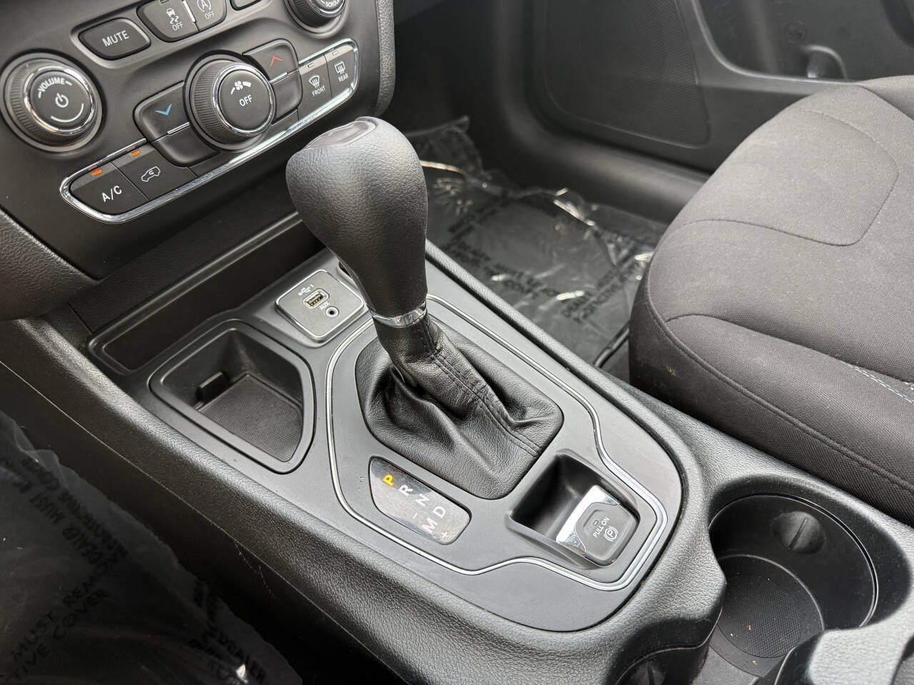 Used 2019 Jeep Cherokee Latitude w/ Popular Appearance Group FWD image 19