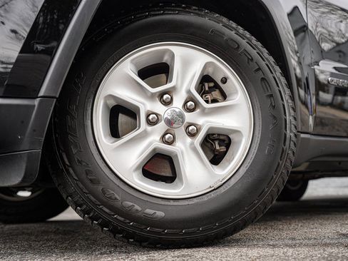 Used 2017 Jeep Grand Cherokee Laredo image 18