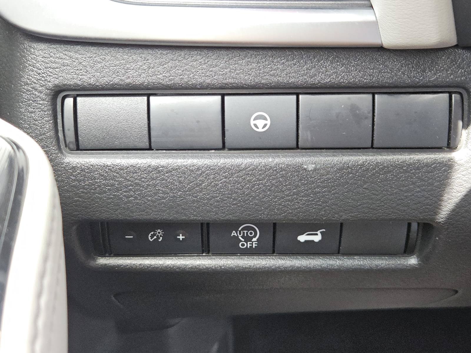 Used 2025 Nissan Rogue SV AWD/4WD image 19