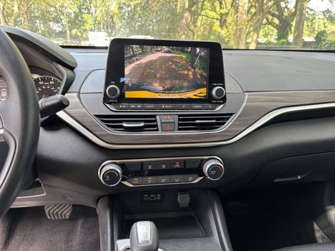 Used 2025 Nissan Altima 2.5 SV FWD image 14