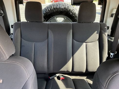 Used 2015 Jeep Wrangler Rubicon w/ Power Convenience Group AWD/4WD image 23