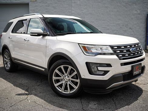 Used 2017 Ford Explorer Limited w/ Equipment Group 301A AWD/4WD image 9