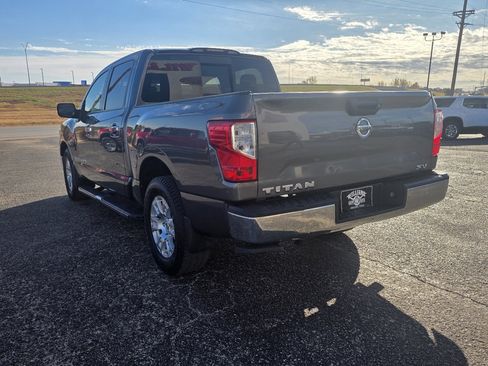 Used 2018 Nissan Titan SV image 5