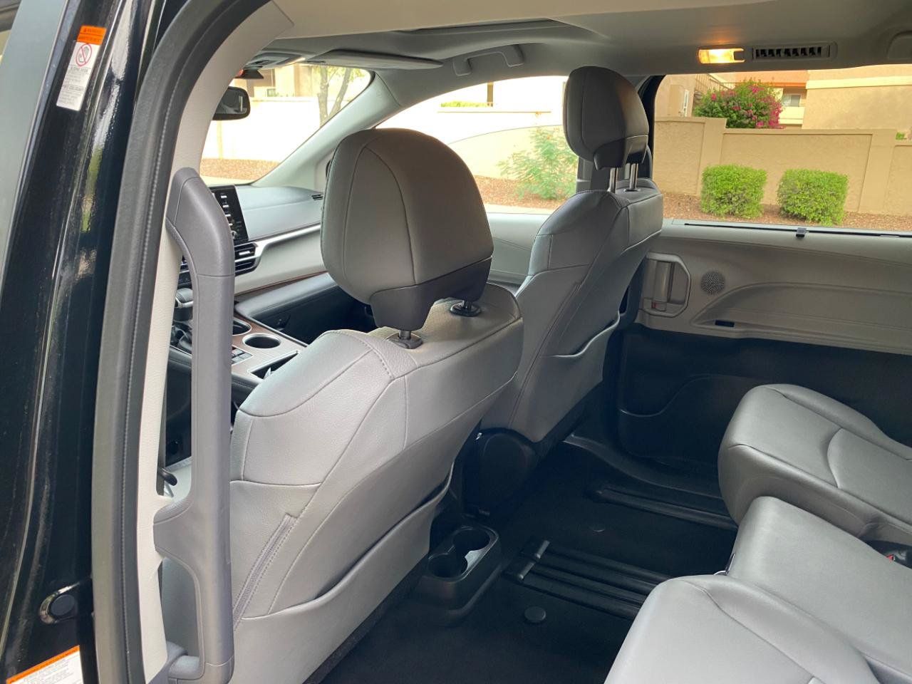 Used 2024 Toyota Sienna XLE FWD image 39