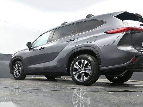 Used 2022 Toyota Highlander XLE FWD image 27