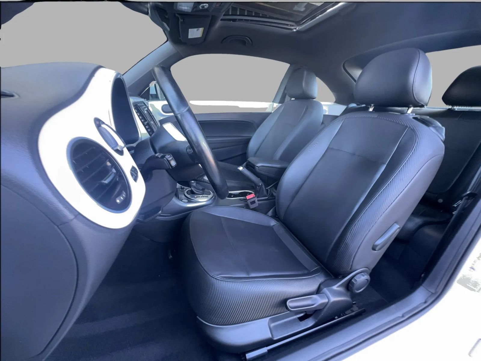 Used 2018 Volkswagen Beetle 2.0T SE w/ SE Premium Package FWD image 16
