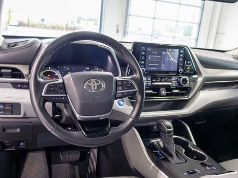 Used 2021 Toyota Highlander XLE AWD/4WD image 16