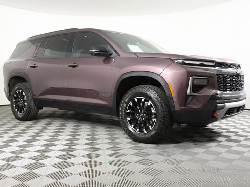 Used 2024 Chevrolet Traverse Z71 image 3