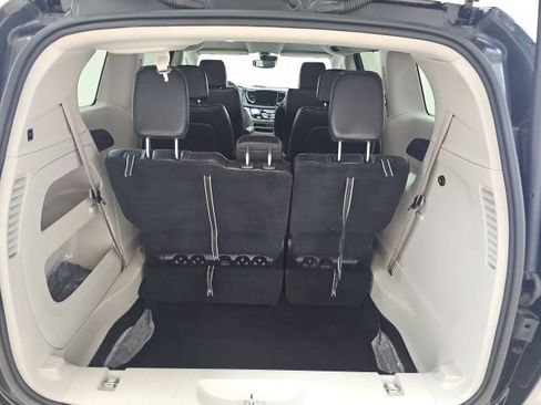 Used 2023 Chrysler Pacifica Touring-L image 7