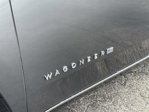 Used 2022 Jeep Wagoneer Series III w/ Premium Group I AWD/4WD image 11