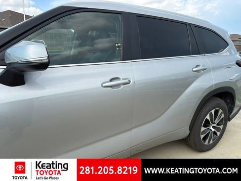 Used 2025 Toyota Highlander XLE FWD image 6