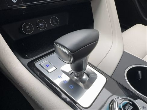 Used 2025 Genesis G70 2.5T AWD/4WD image 46
