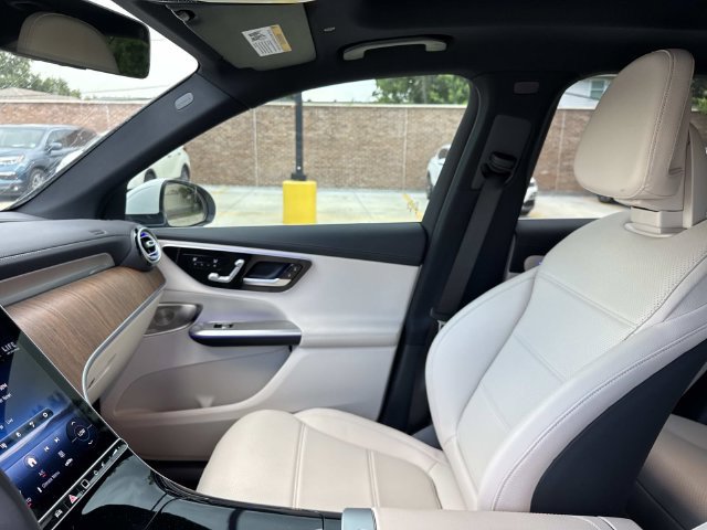 Used 2025 Mercedes-Benz GLC 300 4MATIC image 16