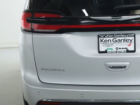 Used 2024 Chrysler Pacifica Touring-L FWD image 41