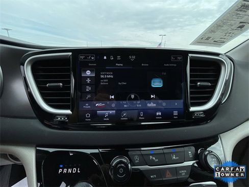 Used 2024 Chrysler Pacifica Touring-L image 23