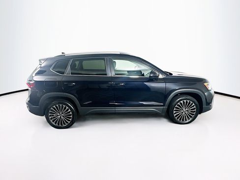 Used 2025 Volkswagen Taos SE FWD image 10