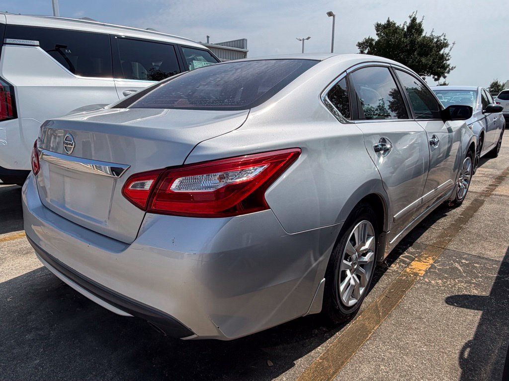 Used 2016 Nissan Altima 2.5 S w/ Power Driver Seat Package FWD image 4