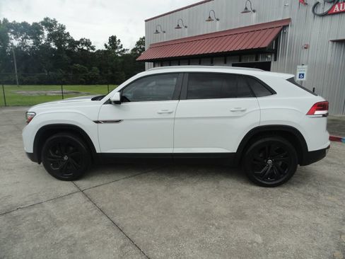 Used 2020 Volkswagen Atlas Cross Sport SE FWD image 3