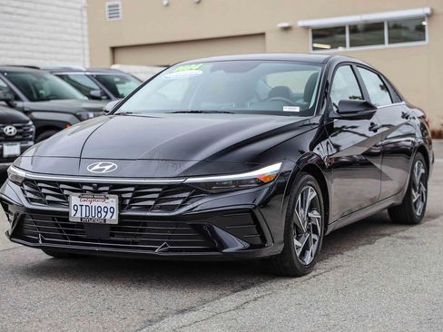 Certified 2024 Hyundai Elantra Limited FWD image 3