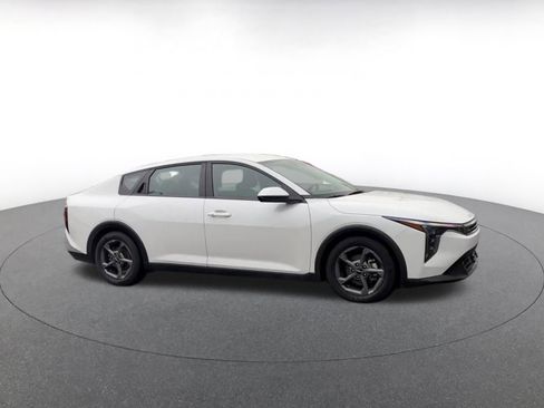 Used 2025 Kia K4 LXS image 2