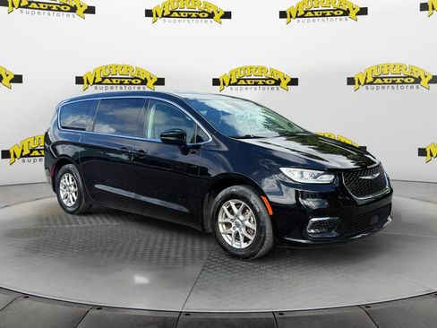 Used 2024 Chrysler Pacifica Touring-L FWD image 7