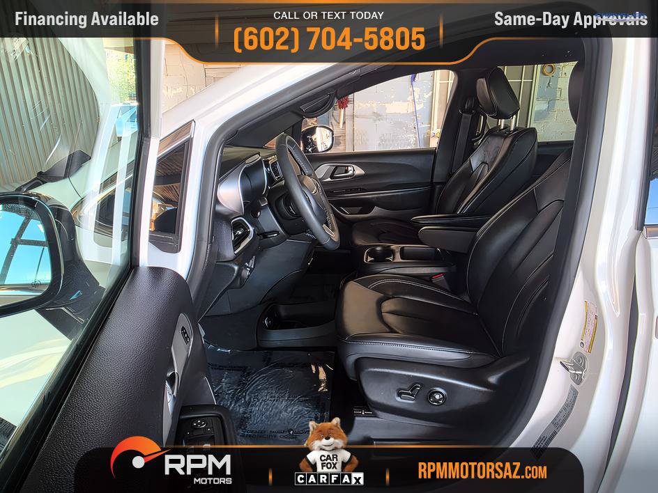 Used 2025 Chrysler Pacifica Select FWD image 9