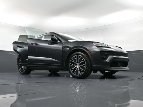 Certified 2025 Porsche Macan Electric RWD image 38