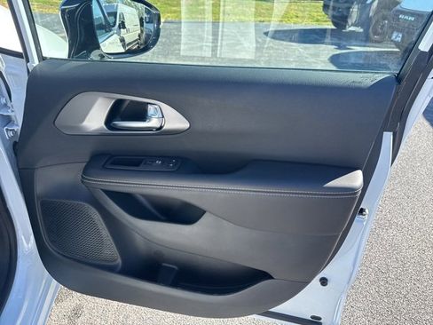 New 2026 Chrysler Pacifica Select image 20