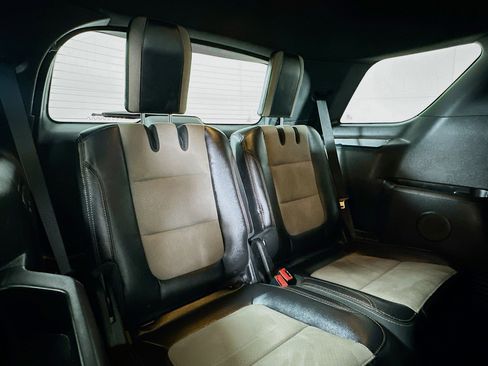 Used 2017 Ford Explorer XLT w/ Equipment Group 202A image 25