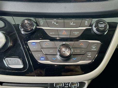 Used 2024 Chrysler Pacifica Touring-L image 23