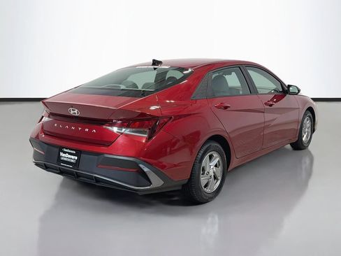 Used 2024 Hyundai Elantra SE FWD image 9