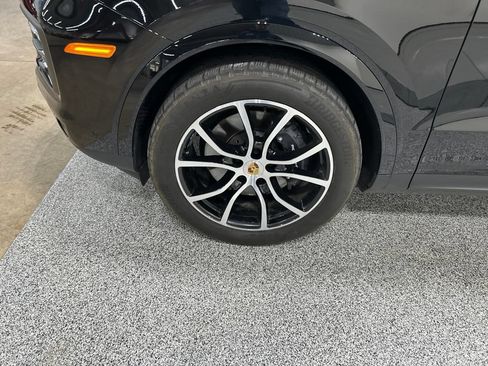Used 2024 Porsche Cayenne AWD/4WD image 33